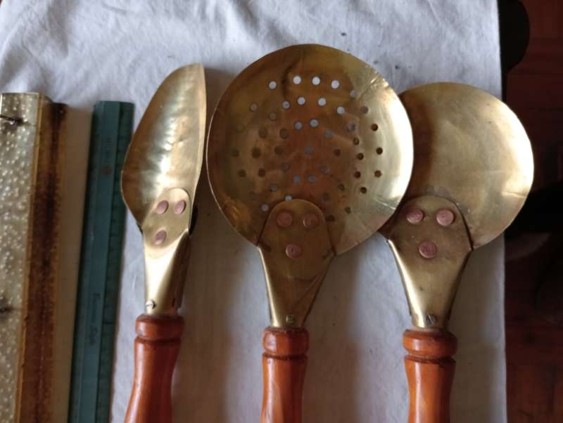 VINTAGE BRASS WALLHANGING UTENSILS