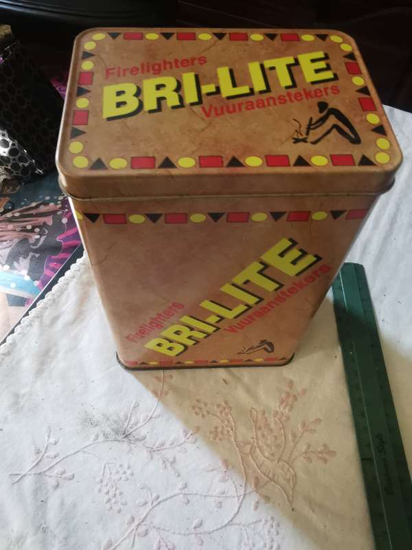 COLLECTABLE BRI LITE FIRELIGHTERS TIN