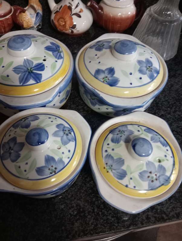 VINTAGE CASEROLE SET