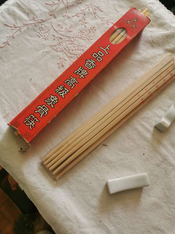 VINTAGE RICE STICKS AND 2 SPOON REST