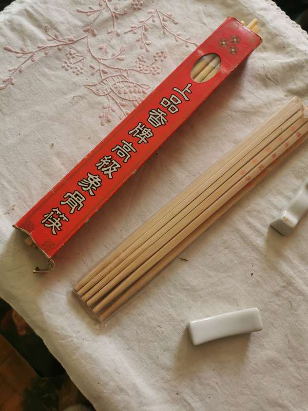 VINTAGE RICE STICKS AND 2 SPOON REST