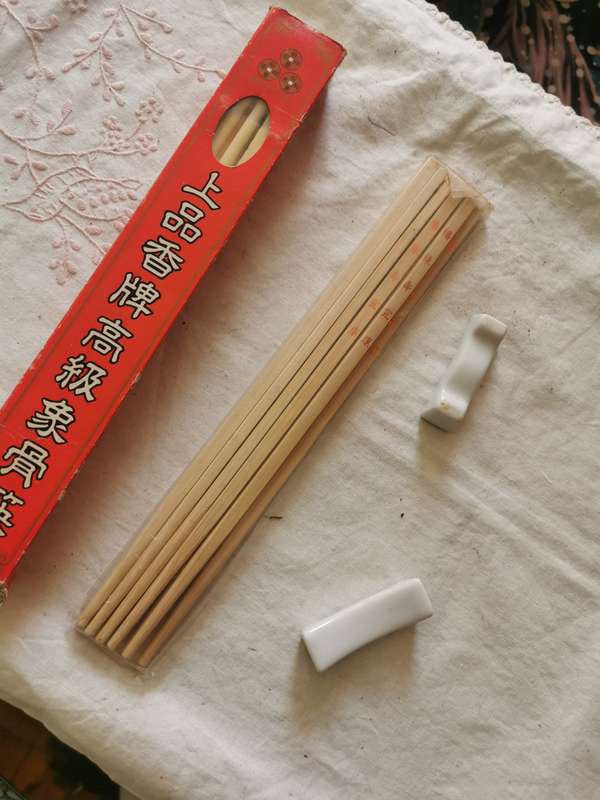 VINTAGE RICE STICKS AND 2 SPOON REST