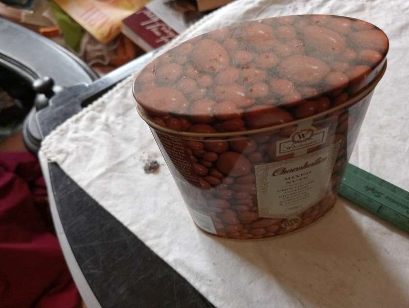 VINTAGE CHOCOHOLICS TIN