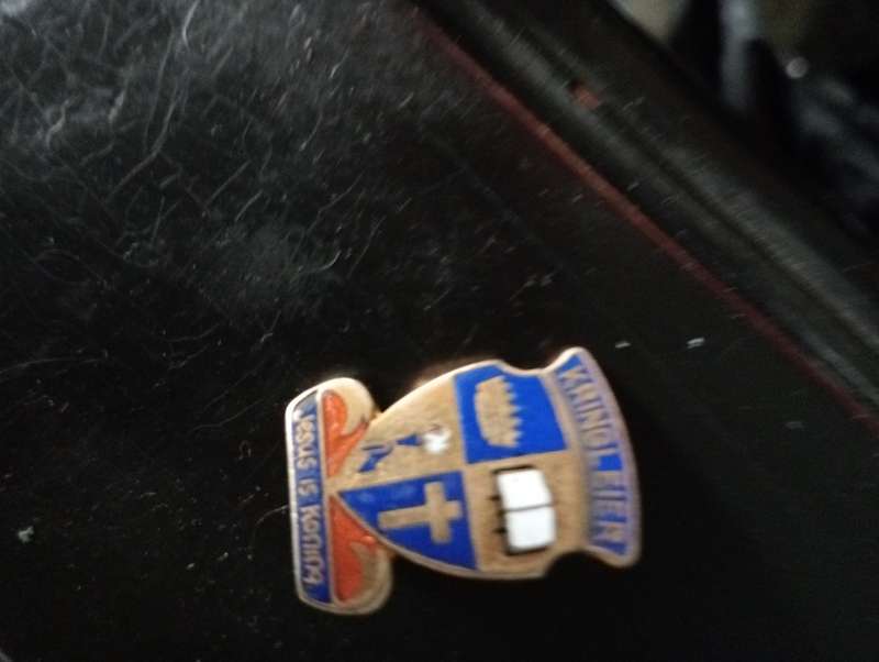 VINTAGE LAPEL BADGE KRINGLEIER  JESUS IS KONING