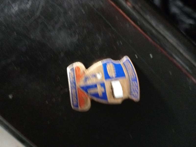 VINTAGE LAPEL BADGE KRINGLEIER  JESUS IS KONING
