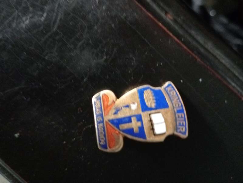 VINTAGE LAPEL BADGE KRINGLEIER  JESUS IS KONING