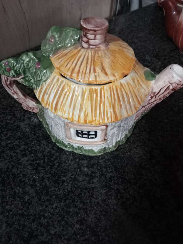 VINTQAGE 1980  BEARS COTTAGE TEAPOT