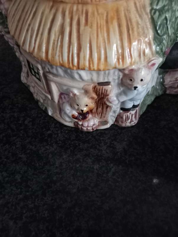 VINTQAGE 1980  BEARS COTTAGE TEAPOT