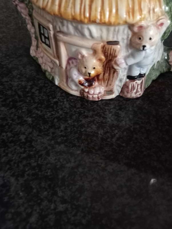 VINTQAGE 1980  BEARS COTTAGE TEAPOT