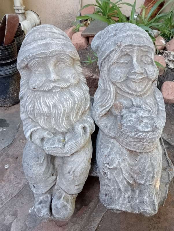 VINTAGE ELDERLEY COUPLE N BENCH