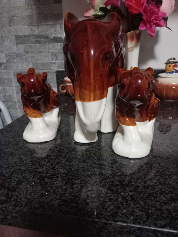 VINTAGE PORCELAIN ELEPHANT FAMILY