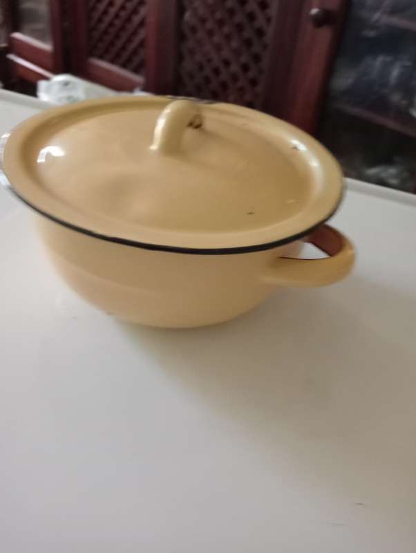 VINTAGE ENAMEL BOWL WITH LID