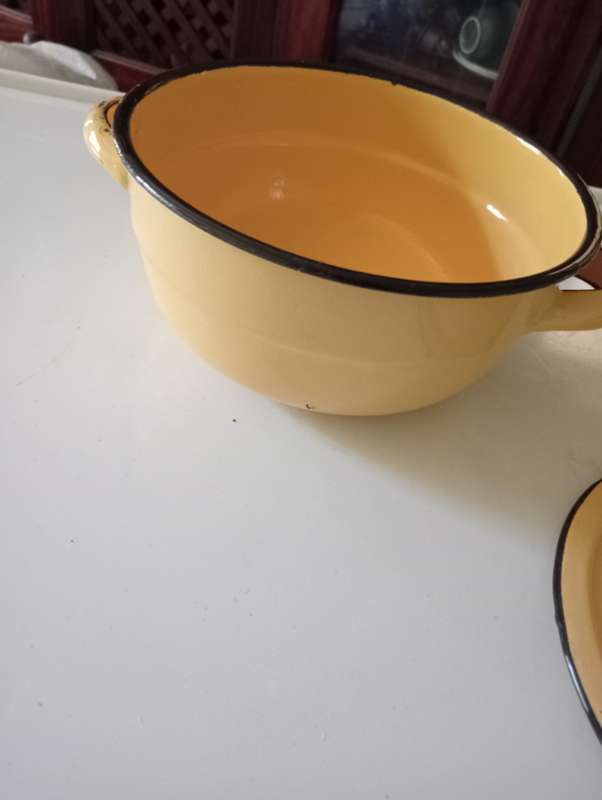 VINTAGE ENAMEL BOWL WITH LID