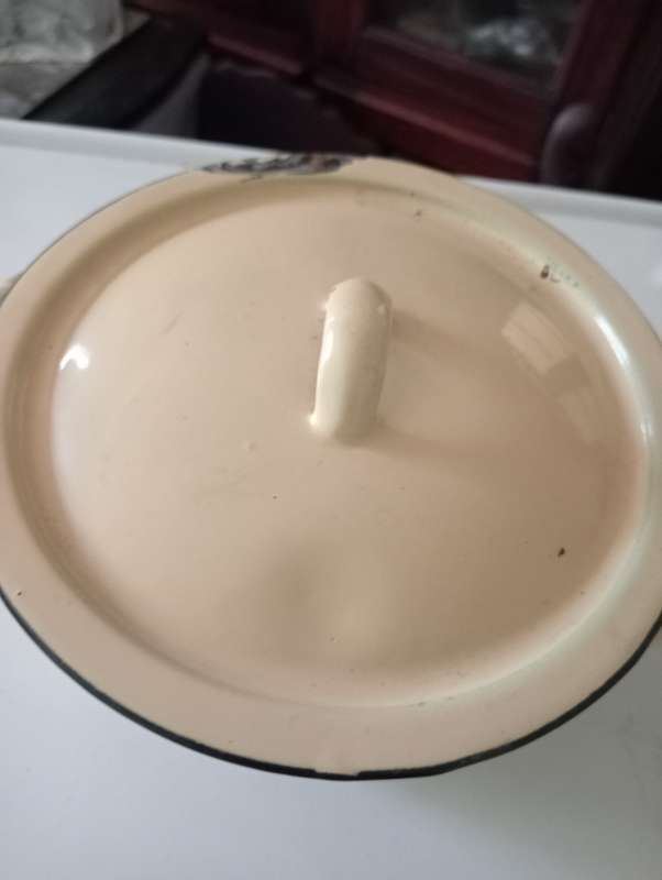 VINTAGE ENAMEL BOWL WITH LID