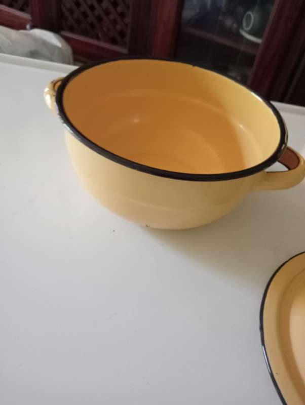 VINTAGE ENAMEL BOWL WITH LID