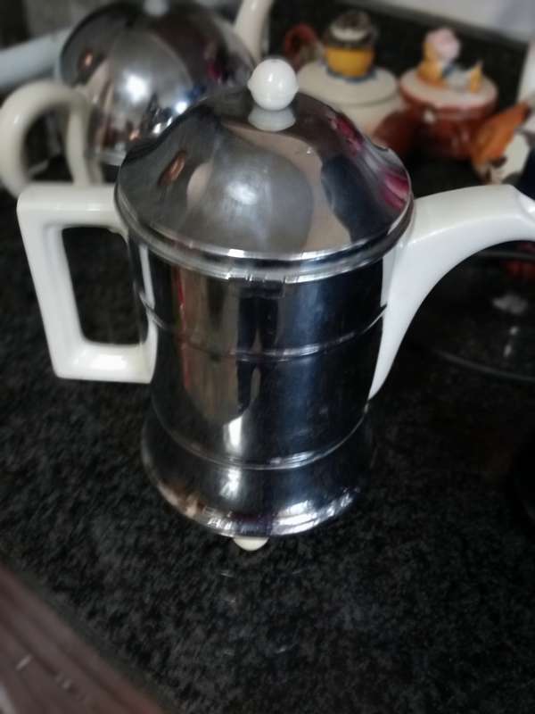 ANTIQUE EVERHOT TEAPOT  WITH FEET