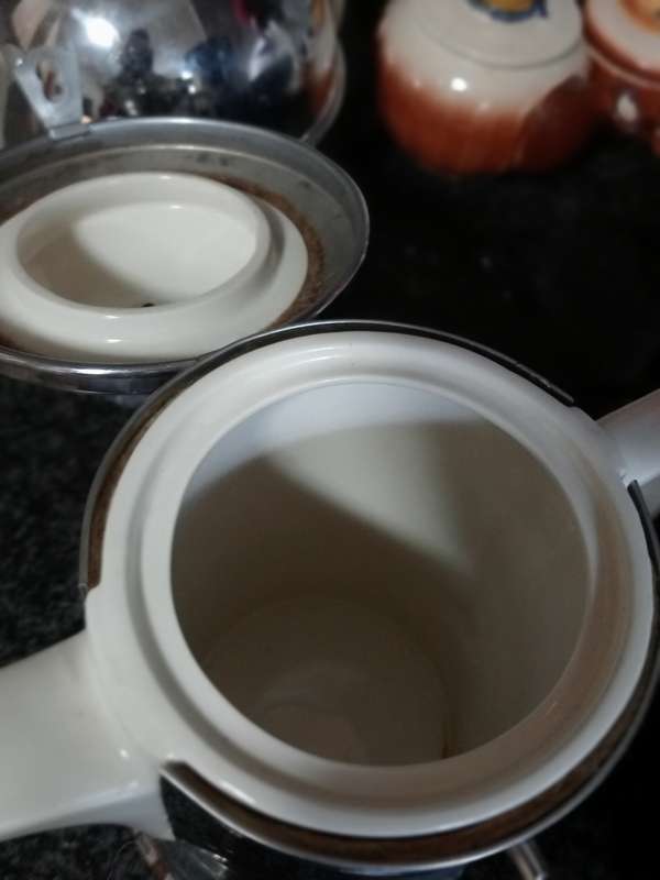 ANTIQUE EVERHOT TEAPOT  WITH FEET