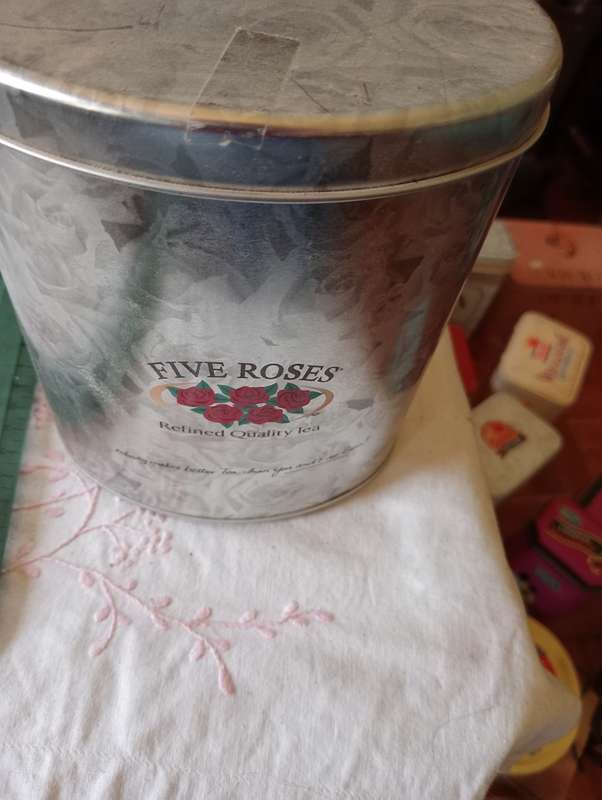 VINTAGE FIVE ROSES TEA TIN