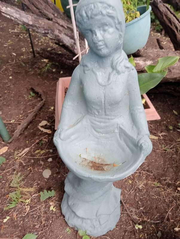 VINTAGE GARDEN GIRL STATUE