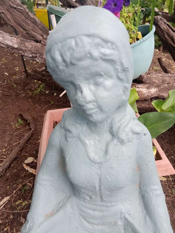 VINTAGE GARDEN GIRL STATUE