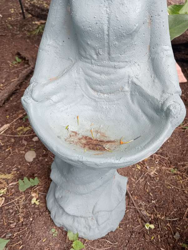 VINTAGE GARDEN GIRL STATUE