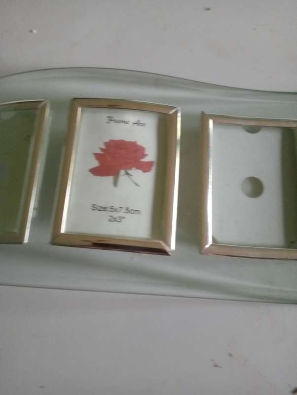 GLASS STAND WITH SMALL PHOTO FRAMES