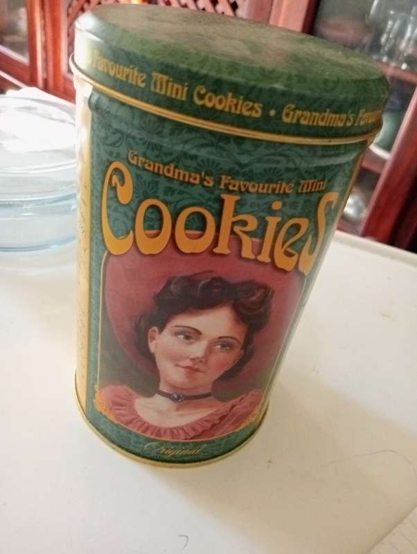 VINTAGE GRANDMA FAVOURITE BISCUIT TIN