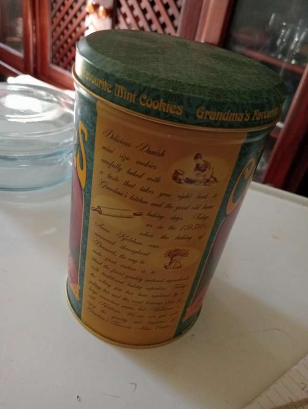 VINTAGE GRANDMA FAVOURITE BISCUIT TIN