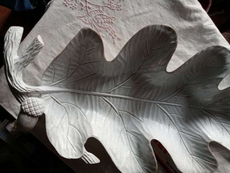 VINTAGE HARDPLASTIC LEAF BOWL