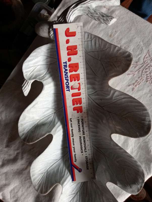 VINTAGE HARDPLASTIC LEAF BOWL