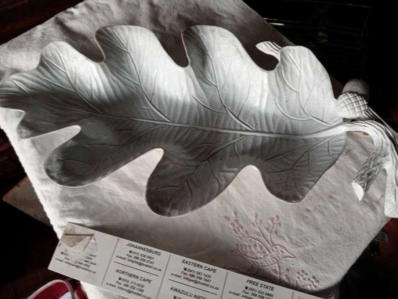 VINTAGE HARDPLASTIC LEAF BOWL
