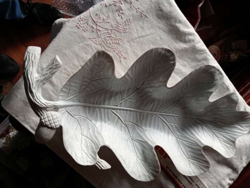 VINTAGE HARDPLASTIC LEAF BOWL