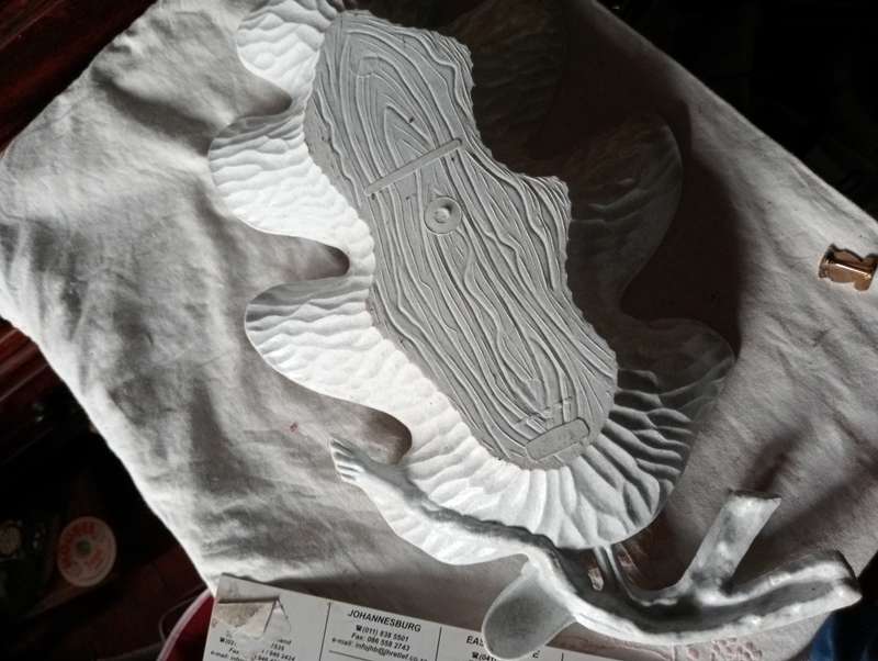 VINTAGE HARDPLASTIC LEAF BOWL