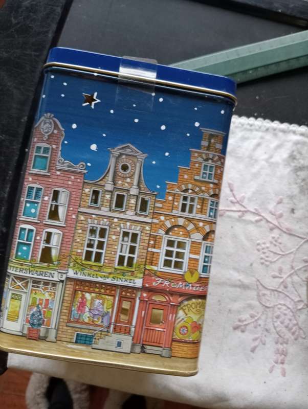 VINTAGE HOUSE TIN