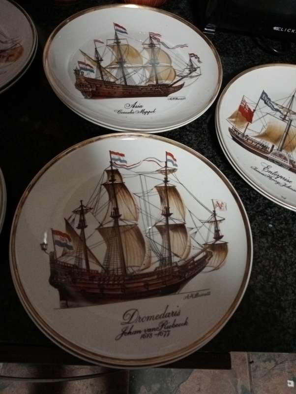 FULL SET OF 10 LIMITED EDITION HUGUENOT ROYALE  PORCELAIN  FAMOUS SHIP SERIES WALL PLATES