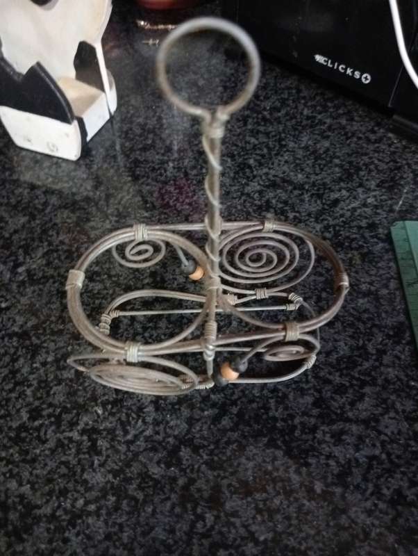 VINTAGE WIRE STAND FOR SALT AND PEPPER SHAKERS