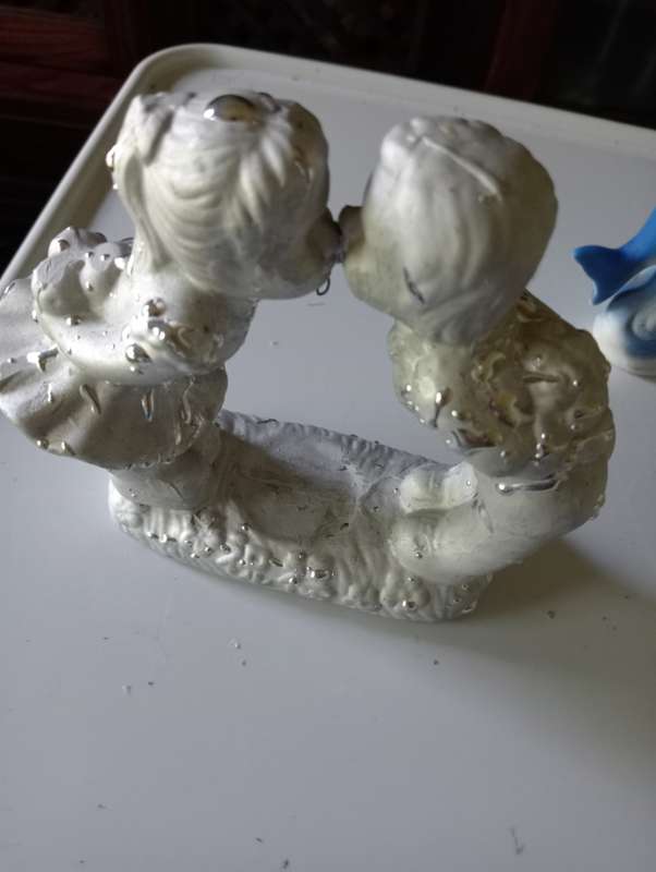 VINGTAGE KISSING COUPLE ORNAMENT