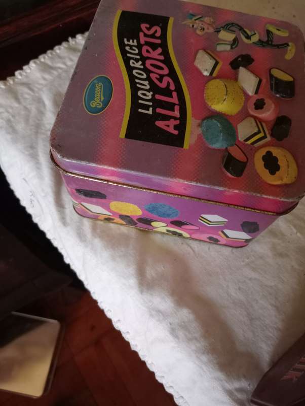 VINTAGE BEACON LIQUORICE TIN