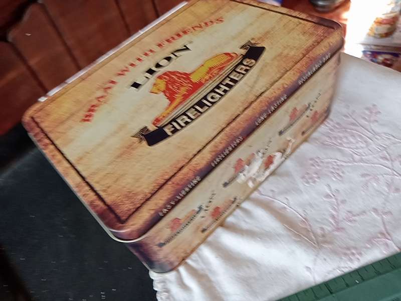 VINTAGE LION FIRELIGHTERS TIN