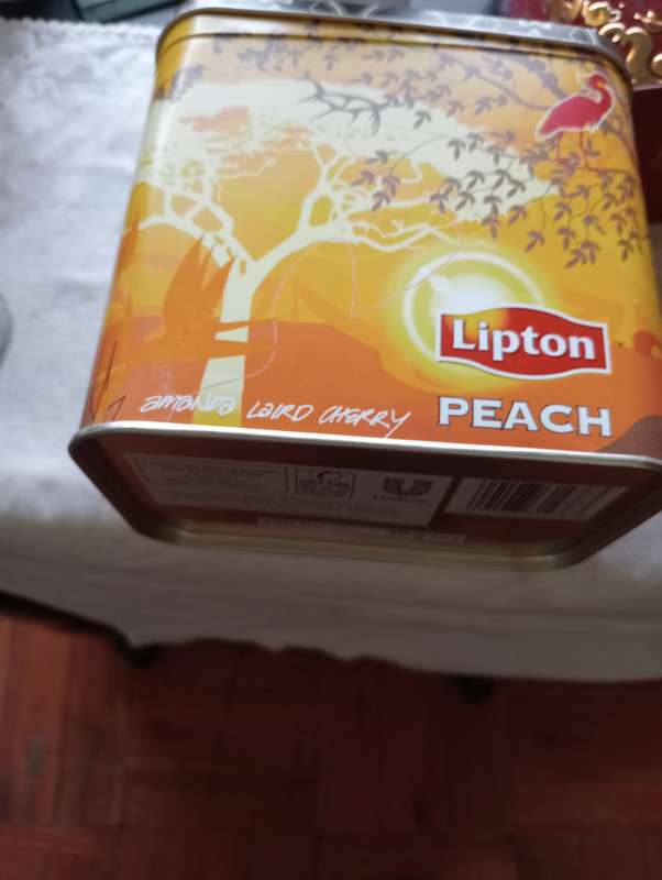 VINTAGE LIPTONS TEA TIN