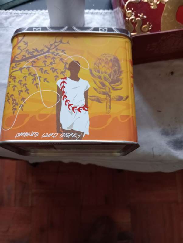 VINTAGE LIPTONS TEA TIN