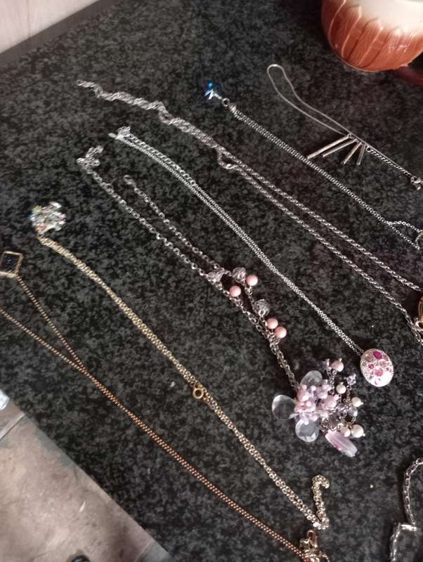VINTAGE LOT COSTUME JEWELRY  CHAINS