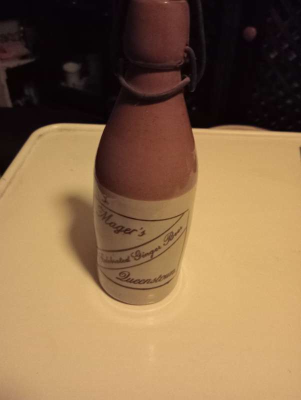 VINTAGE MAGERS GINGERBEER SEALED HOLDER