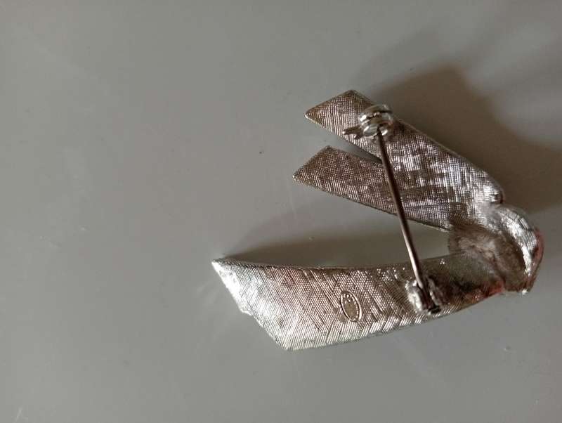 VINTAGE MARCASITE BOW CURK BROOCH MARKED SABS