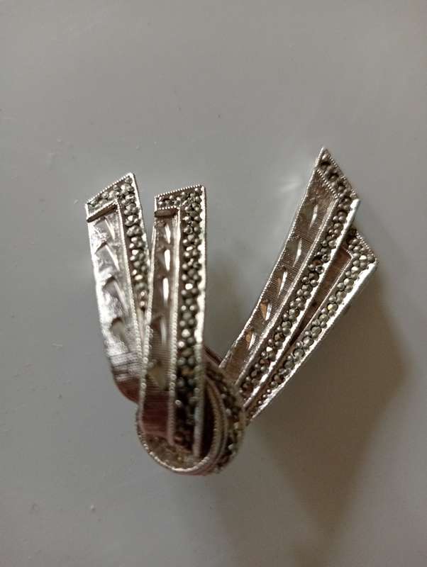 VINTAGE MARCASITE BOW CURK BROOCH MARKED SABS