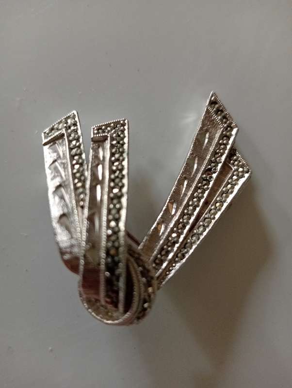 VINTAGE MARCASITE BOW CURK BROOCH MARKED SABS