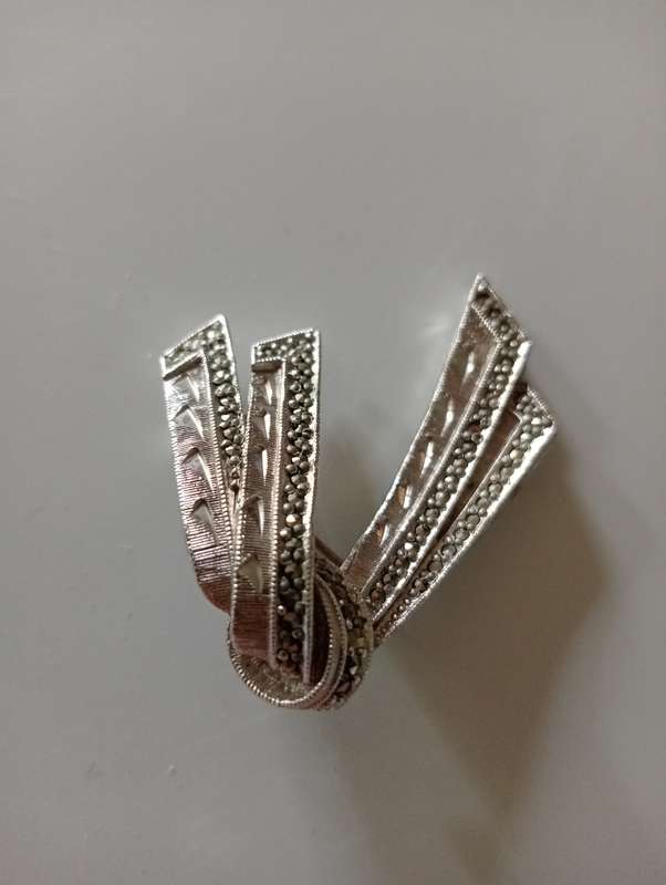 VINTAGE MARCASITE BOW CURK BROOCH MARKED SABS