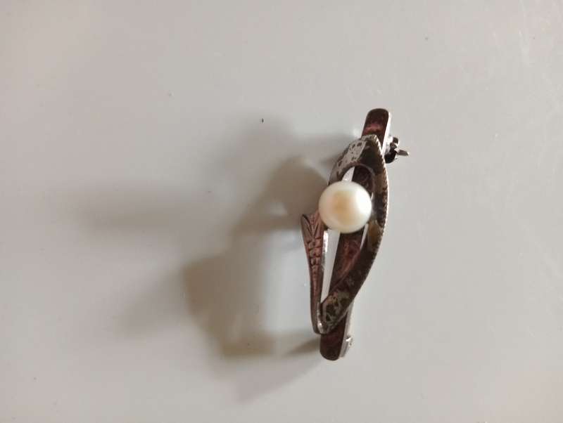 VINTAGE MIKKIMOTO  FAUX PEARL SILVER PLATED BROOCH