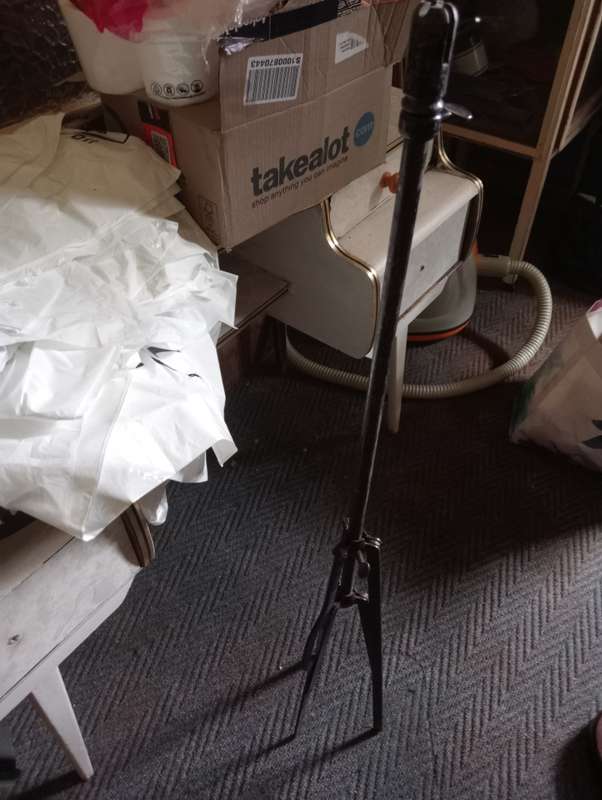 VINTAGE IRON MUSICAL STAND
