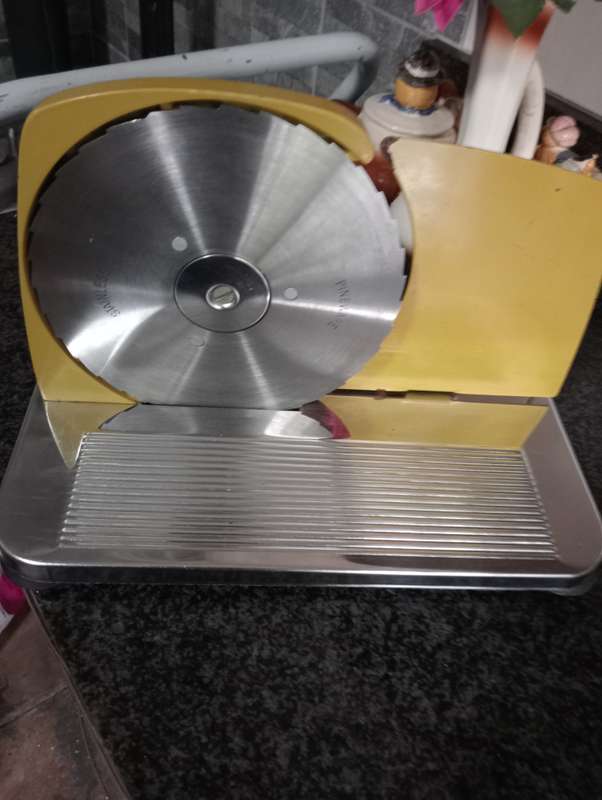 VINTAGE MUSTARD PINEWARE BREADSLICER